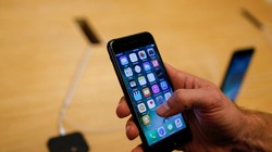 Tốc độ mạng của các phiên bản iPhone 7 không khác biệt nhiều vì Apple đã hạn chế phần cứng- (Ảnh: AFP).