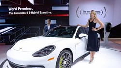 "Búp bê Nga" Maria Sharapova bên cạnh chiếc sedan hạng sang Porsche Panamera Executive