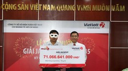 Khách hàng trúng 71 tỷ nhận giải.
