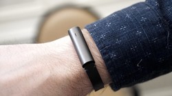 Misfit Ray không dùng pin sạc, mà dùng 3 viên pin loại 393 cho thời gian sử dụng khoảng 6 tháng.