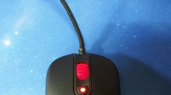 Khi sử dụng Neon M10 sẽ phát sáng ở nút cuộn và nút DPI khá bắt mắt.