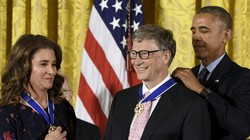 Vợ chồng Bill Gates được Tổng thống Obama trao Huân chương Tự do. Ảnh: Twitter