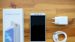 Phụ kiện đi kèm gồm củ sạc, cáp micro USB và sách hướng dẫn. Ảnh: MINH HOÀNG