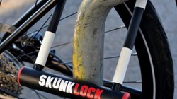 Khóa xe đạp SkunkLock khiến trộm buồn nôn