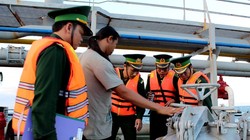 Lực lượng Bộ đội Biên phòng Quảng Ngãi kiểm tra tàu DANAI 8 chở xăng không rõ nguồn gốc- (Ảnh: Zing).