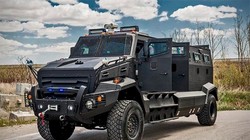 Inkas Huron trang bị động cơ 8,3 lít Paccar và hộp số sàn 10 cấp.