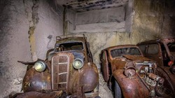 Hầu hết những chiếc xe đều trong tình trạng trống rỗng, chỉ còn trơ lại bộ khung