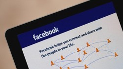 Mạng xã hội Facebook ngắn kết mọi người gần nhau hơn, tuy nhiên người dùng nên để ý đến vấn đề bảo mật thông tin cá nhân.