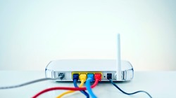 Nếu để router gần các bức tường gạch dày sẽ khiến tín hiệu Wi-Fi bị ảnh hưởng.