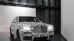 Rolls-Royce Cullian ra dáng SUV nhưng phần đầu xe chịu nhiều ảnh hưởng của Phantom.