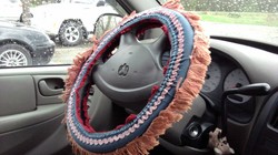 Nhiều người còn bọc lên vô-lăng một bộ vỏ da mới, với hy vọng kéo dài tuổi thọ của lớp da bọc vô-lăng, nhưng đây là điều không cần thiết.