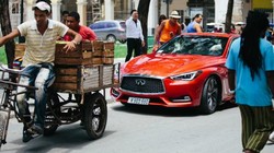 Infiniti Q60 lạ lẫm trong mắt người dân Cuba