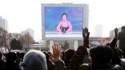 Người dân Triều Tiên theo dõi thông báo về vụ thử bom nhiệt hạch tại Bình Nhưỡng Ảnh: Independent