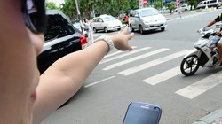 Một khách hàng gọi xe Uber bằng phần mềm - Ảnh: T.T.D.