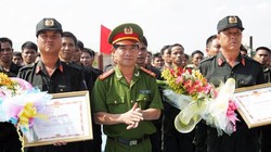 Hai "cao thủ" Triều Tiên nhận hoa từ lãnh đạo Bộ Công An