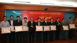 Đảng bộ Bộ TT&TT trao Giấy khen cho 7 Đảng bộ, chi bộ cơ sở cùng 3 chi bộ trực thuộc Đảng bộ Bộ đạt danh hiệu trong sạch, vững mạnh tiêu biểu năm 2015