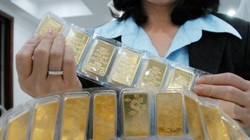 Người dân phản ánh vàng SJC 1 chữ số đang bị nhiều cửa hàng ép giá.