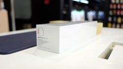 Lên kệ từ 2015 tại nhiều quốc gia, nhưng đến nay, mẫu smartwatch của Apple mới được bán chính hãng tại Việt Nam. Apple Watch Sport kích cỡ 38 mm là bản có giá thấp nhất, được bán ở mức 11,6 triệu đồng với bốn màubạc, xám không gian, vàng hồng và vàng cham