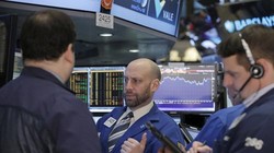 Thị trường chứng khoán Mỹ ngày 27-1 giảm hơn 1% sau khi FED quyết định duy trì lãi suất. Ảnh: REUTERS