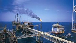 Vấn đề đặt ra cho các doanh nghiệp của tập đoàn Dầu khí hiện nay là trụ lại, làm sao vượt qua thử thách giá dầu thấp và có thể còn đứng ở mức thấp trước mặt. Ảnh TL