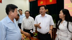 Bí thư Đinh La Thăng đang trao đổi với các lãnh đạo của SATRA. (Ảnh: THUẬN THẮNG)