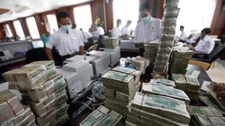 Thủ quỹ đang kiểm tiền tại một ngân hàng tư nhân ở TP Yangon, Myanmar. Ảnh: Reuters