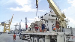 Xếp dỡ hàng hóa tại cảng Yangon, Myanmar. Ảnh: LA QUANG TRÍ