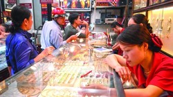 Cầu thấp, vàng hết “kiêu”