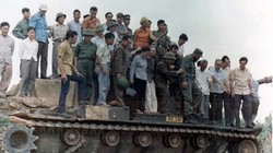 Chủ tịch Fidel Castro đứng trên một chiếc xe tăng của Mỹ do quân giải phóng thu giữ tại chiến trường Quảng Trị. Ảnh: Granma