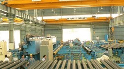 Công nhân đang làm việc tại một nhà máy sản xuất ống thép tại Việt Nam. Ảnh minh họa: TL TBKTSG