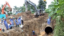 Khắc phục sự cố vỡ đường ống nước sông Đà lần thứ 13 ở Hà Nội - Ảnh: Tuấn Anh