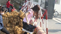 Công nhân Công ty TNHH Tango Candy phải leo rào vào công ty - Ảnh: An Long, báo Thanh Niên