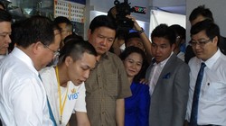 Bí thư Thành ủy Đinh La Thăng và các lãnh đạo TP.HCM tham quan gian trưng bày sản phẩm của một nhóm khởi nghiệp tại Nhà văn hóa Thanh niên TP.HCM. Ảnh: Chính Phong.