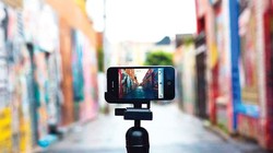 Sử dụng điện thoại thông minh để quay video quảng cáo. Ảnh: Creacttive.com