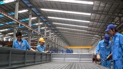 Hiện giá thép trên thị trường bắt đầu hạ nhiệt chứ không còn nhảy múa như vài tuần trước. Ảnh TL: sản xuất thép tại một nhà máy trong nước.