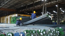 Kể từ khi Bộ Công thương công bố quyết định áp thuế tự vệ đối với thép nhập khẩu, giá sản phẩm trong nước chỉ trong vài ngày giữa tháng 3 đã tăng vùn vụt khiến nhiều người dân đang xây dựng nhà cửa phải lao đao. Giá bất động sản cũng đang 'leo thang' theo