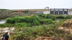 Chiều 5-4, thủy điện An Khê - Kanak chỉ xả một lượng nước nhỏ về sông Ba Ảnh: HOÀNG THANH