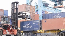 Trong thời hội nhập, để làm ăn được với đối tác nước ngoài, cần chủ động và tìm hiệu các “luật chơi” FTA. Ảnh: HUỲNH CÔNG BÁ