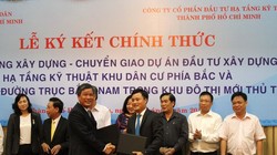 Lễ ký kết hợp đồng BT chính thức giữa UBND TPHCM với nhà đầu tư dự án khu dân cư phía Bắc và đường trục Bắc - Nam CII đã diễn ra sáng nay 20-4. Ảnh: Anh Quân