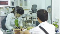 Giao dịch tại Vietcombank. Đây là một trong số ít ngân hàng có mức trả cổ tức bằng tiền ở mức 10-12%/năm. Ảnh: UYÊN VIỄN