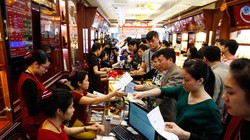 Theo Hiệp hội Kinh doanh vàng VN, lượng vàng trong dân hiện nay còn rất lớn, ước tính khoảng 500 tấn (ảnh chụp người dân chen nhau, xếp hàng vài giờ để mua vàng ngày vía Thần Tài) - Ảnh: Nguyễn Khánh
