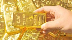 Chưa có bất kỳ dấu hiệu nào cho thấy việc huy động vàng từ dân sẽ xảy ra, nhưng đã đến lúc NHNN từ bỏ vai trò độc quyền nhập vàng miếng, trả lại thị trường vàng cho người dân kinh doanh nó bình thường như một loại hàng hóa. Ảnh: Sina
