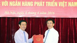 Phó Thủ tướng Chính phủ Vương Đình Huệ thừa ủy quyền của Thủ tướng Chính phủ trao quyết định bổ nhiệm ông Phạm Quang Tùng giữ chức vụ Chủ tịch Hội đồng quản trị VDB - Ảnh: VGP/Thành Chung