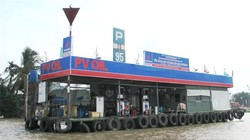 Giá xăng dầu vừa được điều chỉnh tăng mạnh cũng là yếu tố tác động lên thị trường tiền tệ. Trong ảnh là một cây xăng di động trên sông Tiền. Ảnh: Hồng Phúc