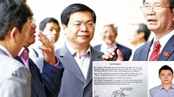 Ông Vũ Huy Hoàng (giữa) lúc còn làm Bộ trưởng (ảnh lớn) và con trai Vũ Quang Hải, cùng quyết định bổ nhiệm (ảnh nhỏ). Ảnh: Hồng Vĩnh.