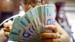 Việc khống chế tiền lương bằng quyết định hành chính có thể dẫn đến một số hệ quả xấu cho công ty.. Ảnh minh họa Bizlive.vn