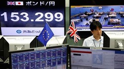 Một nhà giao dịch tiền tệ ở Tokyo theo dõi kết quả cuộc trưng cầu dân ý ở Anh hôm 24/6. Màn hình bên trái hiển thị tỷ giá đồng Bảng Anh so với Yên Nhật - Ảnh: Reuters/CNBC.