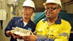 Một thỏi vàng thành phẩm khai thác tại mỏ vàng Phước Sơn nặng 5 kg.