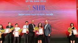 Bà Ngô Thu Hà – Phó Tổng Giám đốc SHB nhận giải thưởng Top 10 NHTM Uy tín nhất Việt Nam.