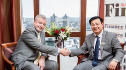 Đại diện GBAF chúc mừng Phó Tổng Giám đốc ABBank Bùi Trung Kiên đã đạt được giải thưởng  Ngân hàng Phát triển bán lẻ tốt nhất Việt Nam 2016.